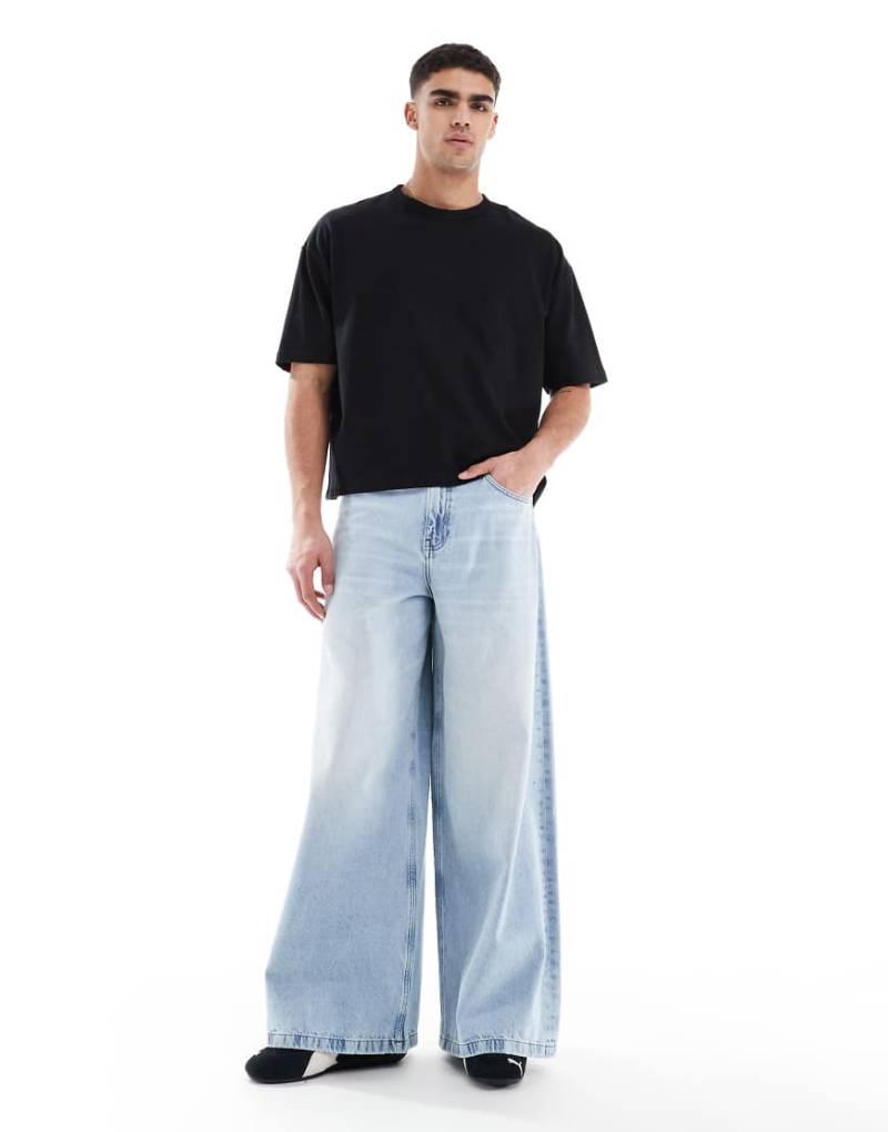 ASOS DESIGN - Superweit geschnittene Jeans in hellblauer Waschung von ASOS DESIGN