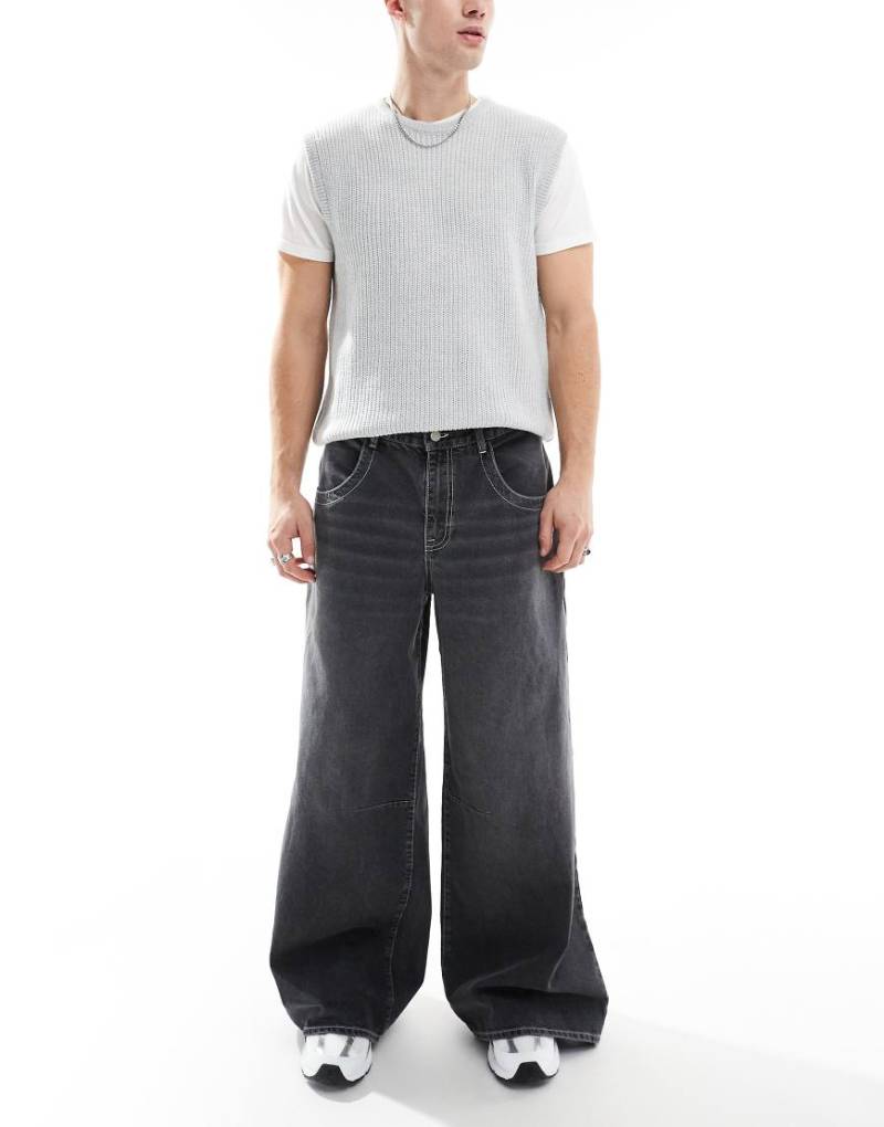 ASOS DESIGN - Jeans in verwaschenem Schwarz mit sehr weitem Bein von ASOS DESIGN
