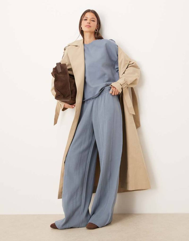 ASOS DESIGN - Superweit geschnittene Jogginghose aus Interlock in Blau mit Ziernaht ASOS DESIGN - Superweit geschnittene Jogginghose aus Interlock in Blau mit Ziernaht von ASOS DESIGN