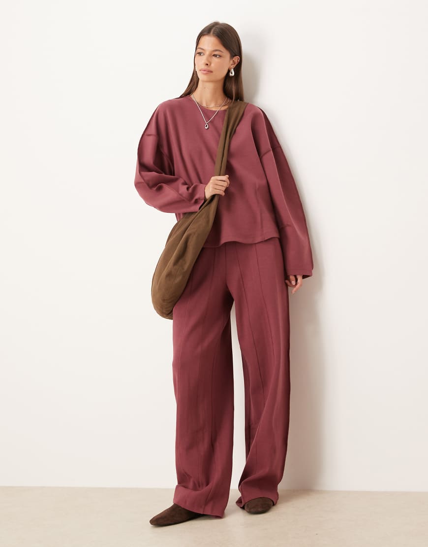 ASOS DESIGN - Superweit geschnittene Jogginghose aus Interlock in dunklem Rosé mit Ziernaht-Lila von ASOS DESIGN