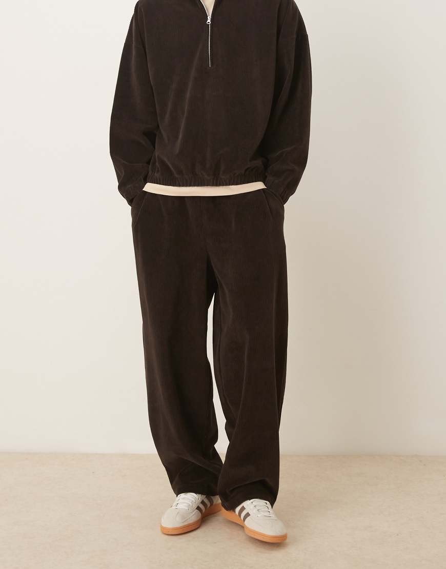 ASOS DESIGN - Superweite, gerippte Jogginghose aus Velours in Braun, Kombiteil ASOS DESIGN - Superweite, gerippte Jogginghose aus Velours in Braun, Kombiteil von ASOS DESIGN