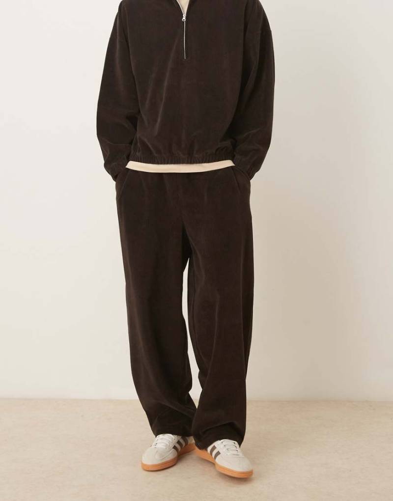 ASOS DESIGN - Superweite, gerippte Jogginghose aus Velours in Braun, Kombiteil von ASOS DESIGN