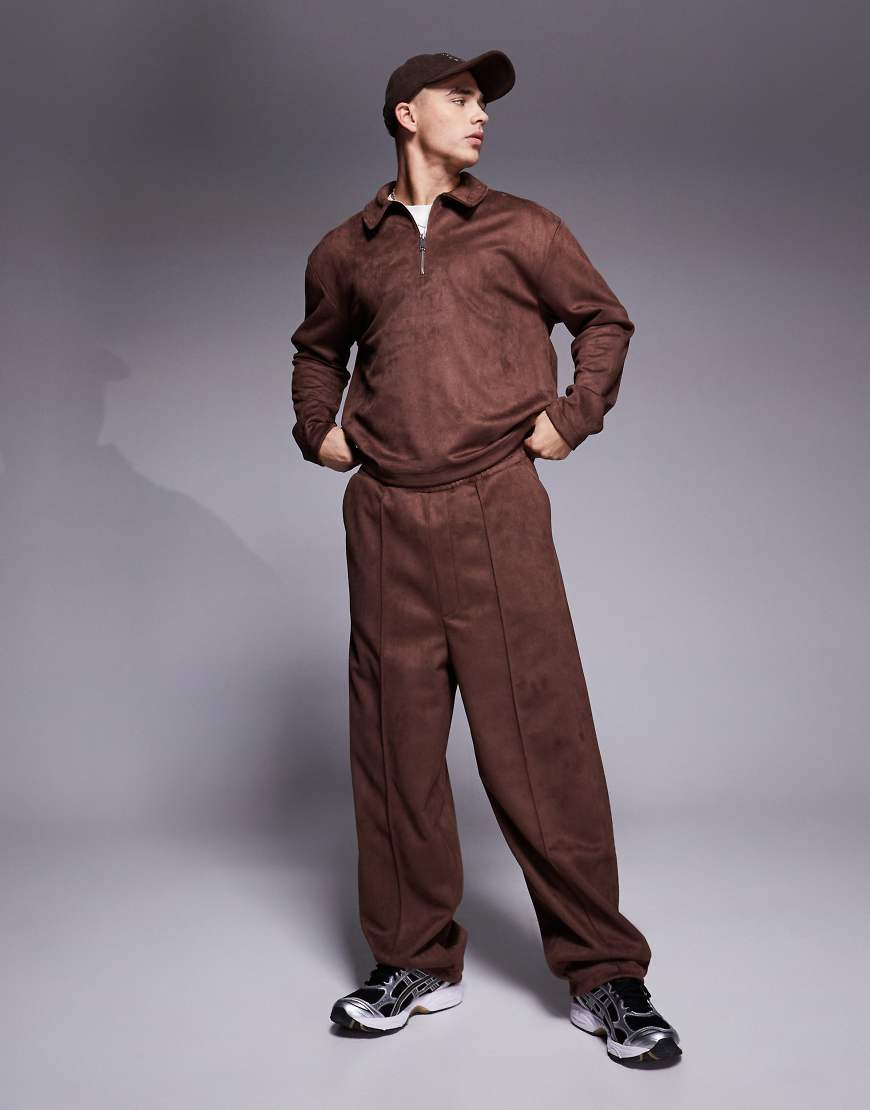 ASOS DESIGN - Extrem weite, elegante Hose aus weichem Wildlederimitat in Braun mit Bundfalten, Kombiteil ASOS DESIGN - Extrem weite, elegante Hose aus weichem Wildlederimitat in Braun mit Bundfalten, Kombiteil von ASOS DESIGN