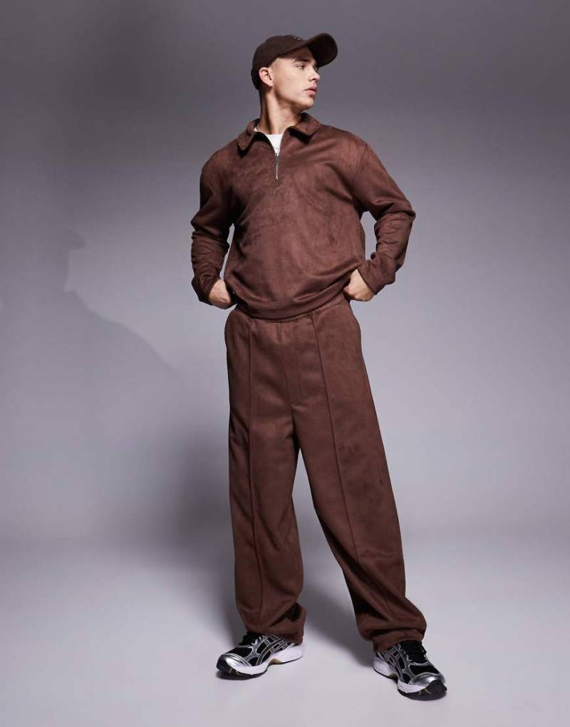 ASOS DESIGN - Extrem weite, elegante Hose aus weichem Wildlederimitat in Braun mit Bundfalten, Kombiteil von ASOS DESIGN
