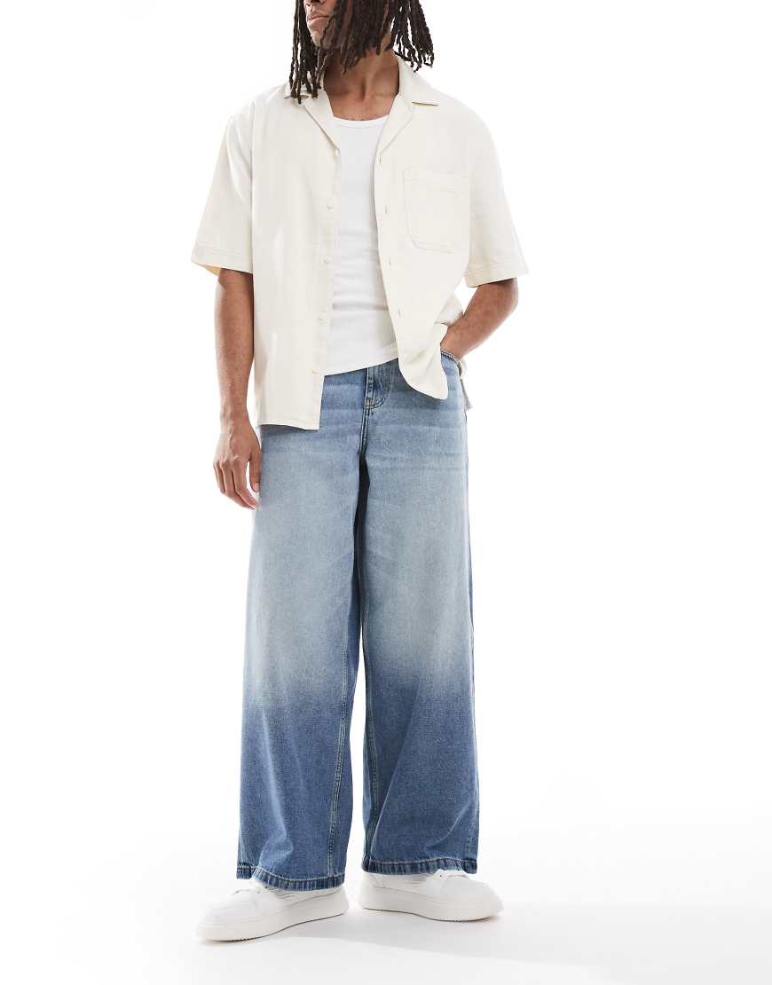 ASOS DESIGN - Superweite Baggy-Fit-Jeans in Blau in mittlerer Waschung mit Tönung von ASOS DESIGN