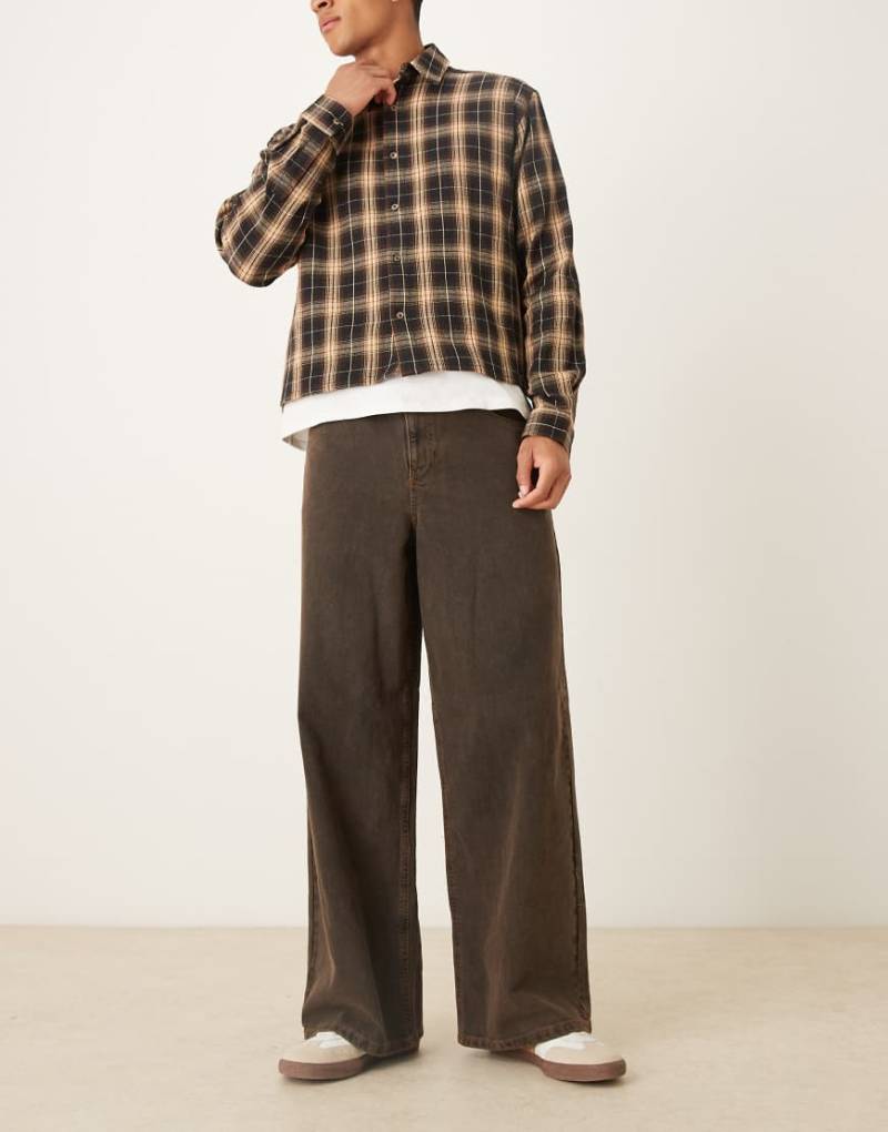 ASOS DESIGN - Superweite Baggy-Jeans in braun getönter Waschung-Brown von ASOS DESIGN