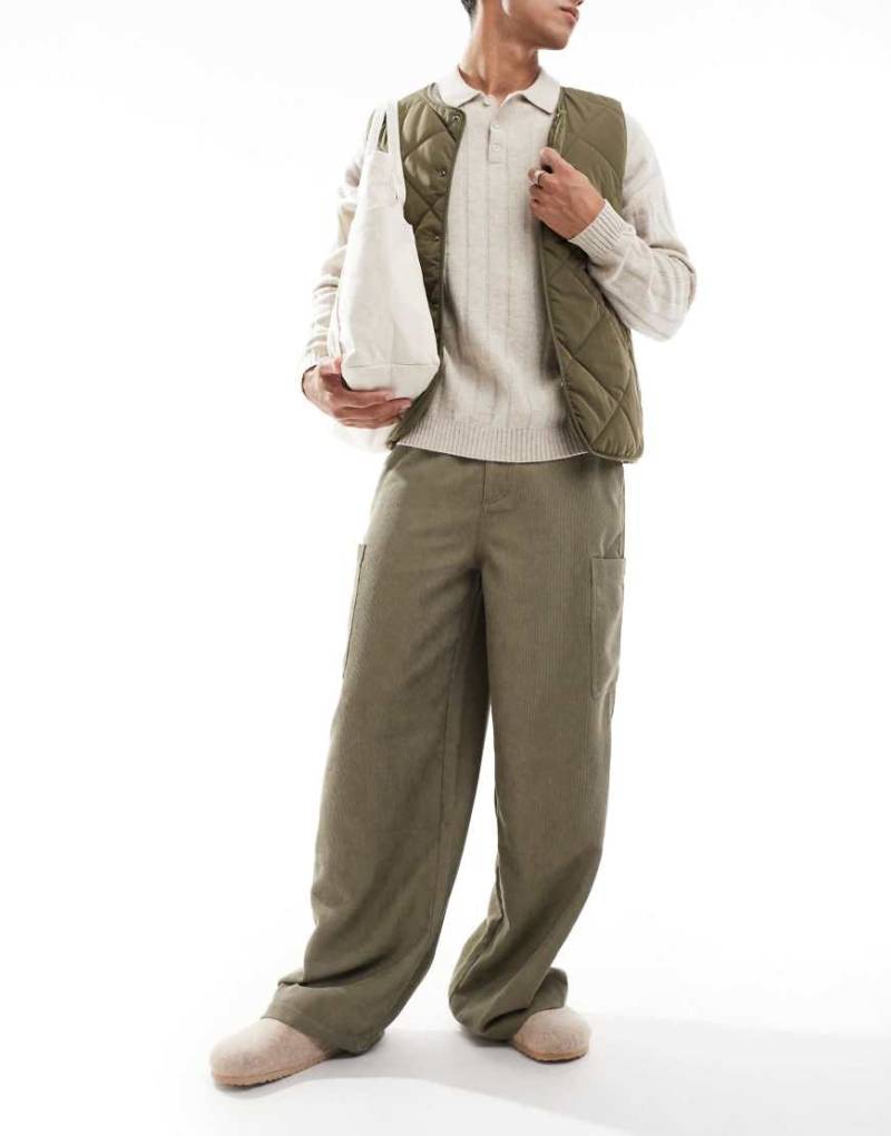 ASOS DESIGN - Superweite Cargohose aus Cord in grüner Waschung von ASOS DESIGN
