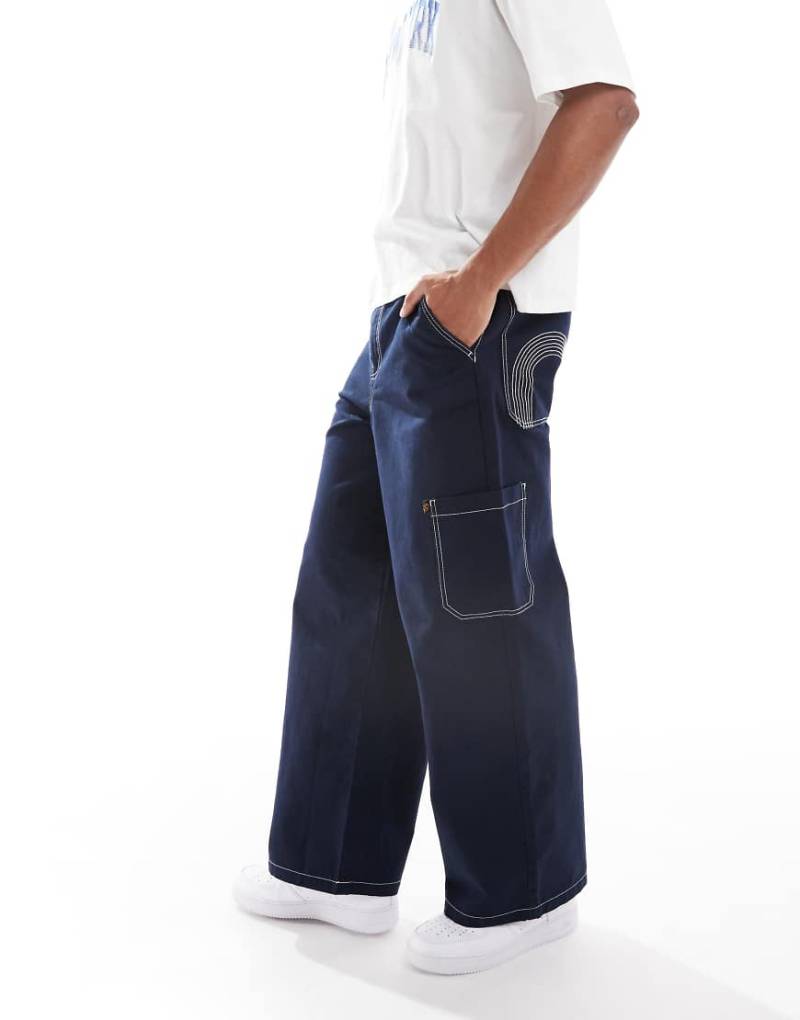 ASOS DESIGN - Superweite Cargohose in Marineblau mit bestickten Gesäßtaschen von ASOS DESIGN