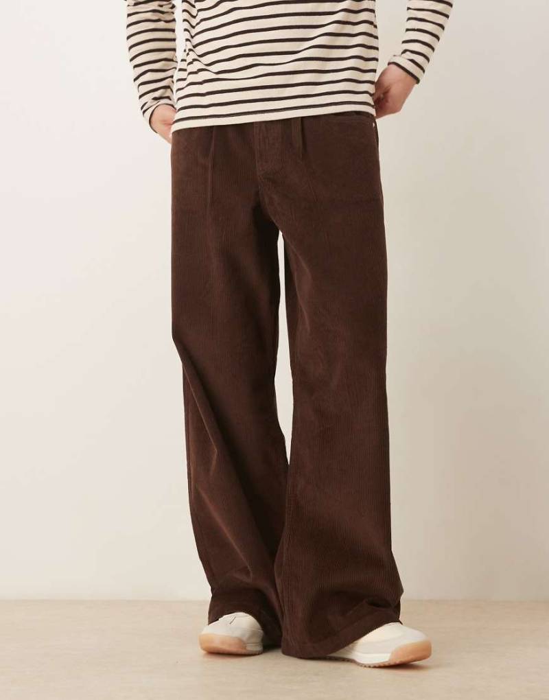 ASOS DESIGN - Superweite Hose aus Cord in Braun-Brown von ASOS DESIGN