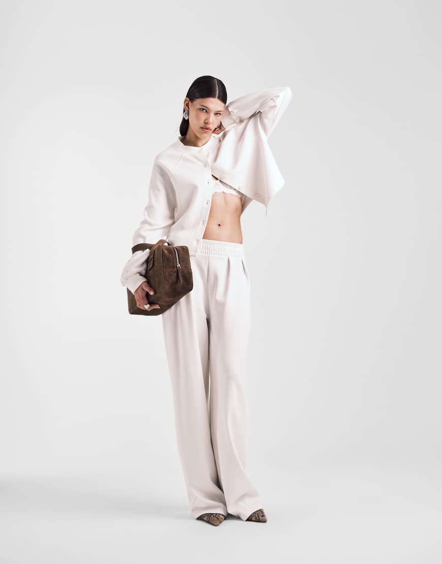 ASOS DESIGN - Superweite Hose aus Interlock-Stoff in Creme-Weiß von ASOS DESIGN