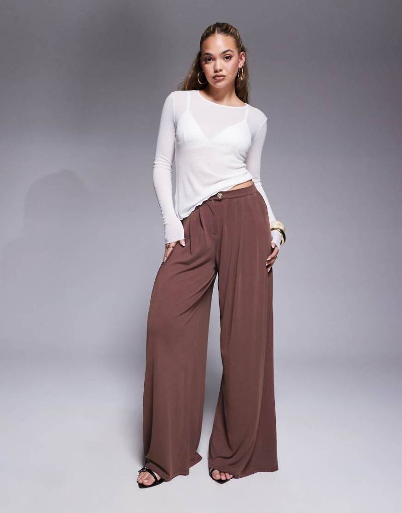 ASOS DESIGN - Superweite Hose aus Modal in Schokobraun mit Faltendetails von ASOS DESIGN