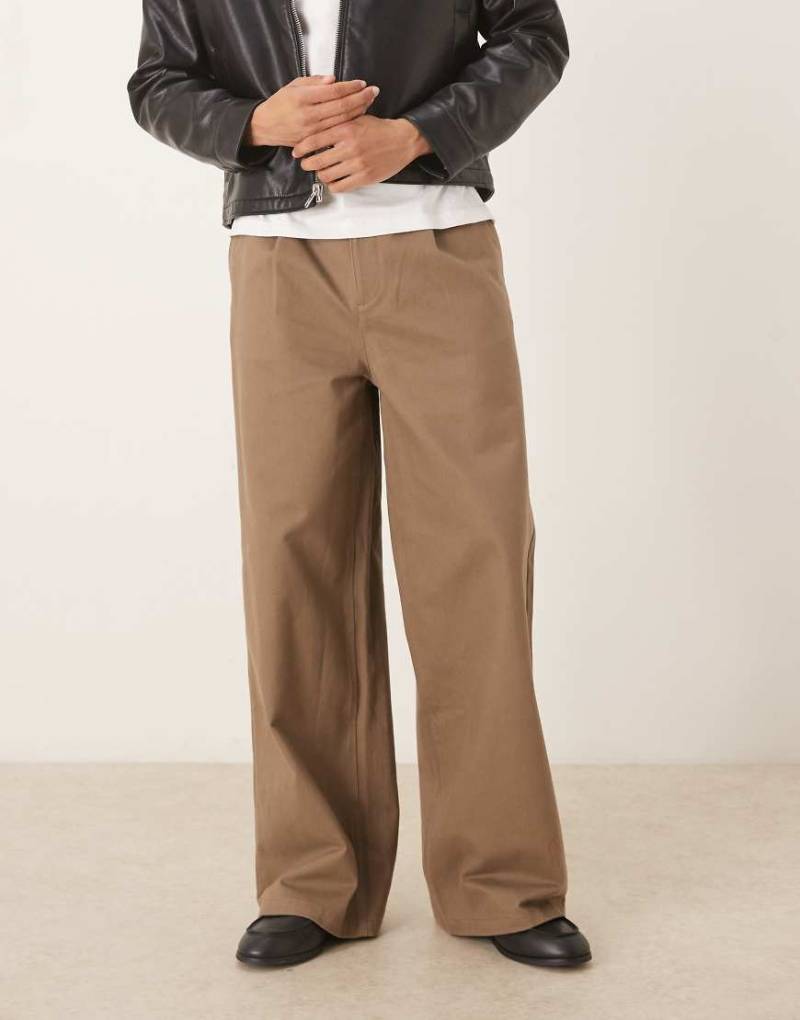 ASOS DESIGN - Superweite Hose aus Wildlederimitat in Braun mit Bundfalten-Brown von ASOS DESIGN