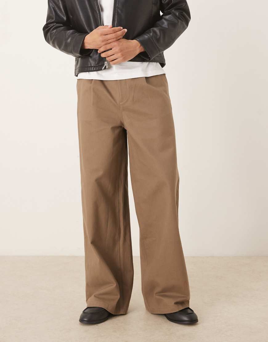 ASOS DESIGN - Superweite Hose aus Wildlederimitat in Braun mit Bundfalten-Brown von ASOS DESIGN