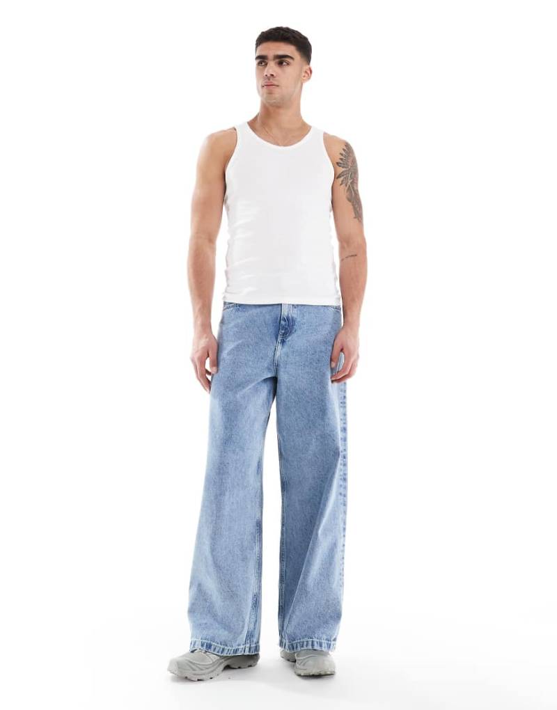 ASOS DESIGN - Superweite Jeans in 90er-Stone-Waschung-Blau von ASOS DESIGN