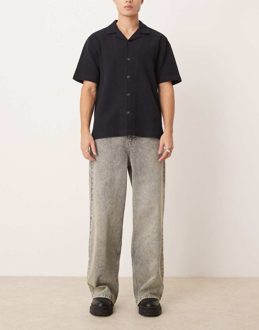 ASOS DESIGN - Superweite Jeans in Grau mit grünem Farbstich ASOS DESIGN - Superweite Jeans in Grau mit grünem Farbstich von ASOS DESIGN