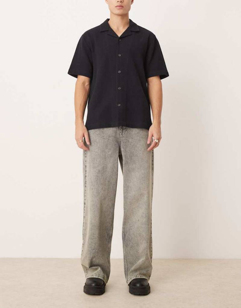 ASOS DESIGN - Superweite Jeans in Grau mit grünem Farbstich von ASOS DESIGN