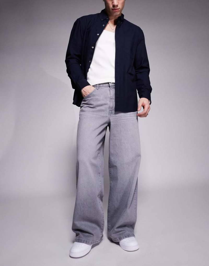 ASOS DESIGN - Superweite Jeans in Grau von ASOS DESIGN