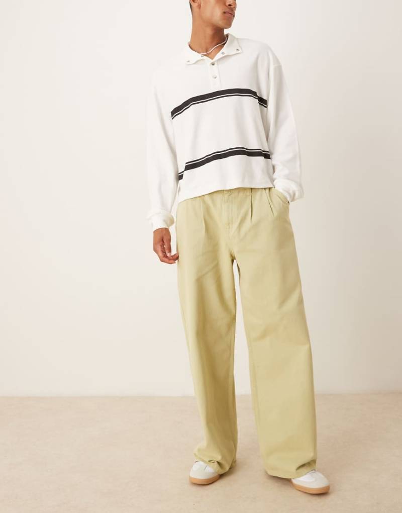 ASOS DESIGN - Superweite Jeans in Grün mit Bundfalten von ASOS DESIGN