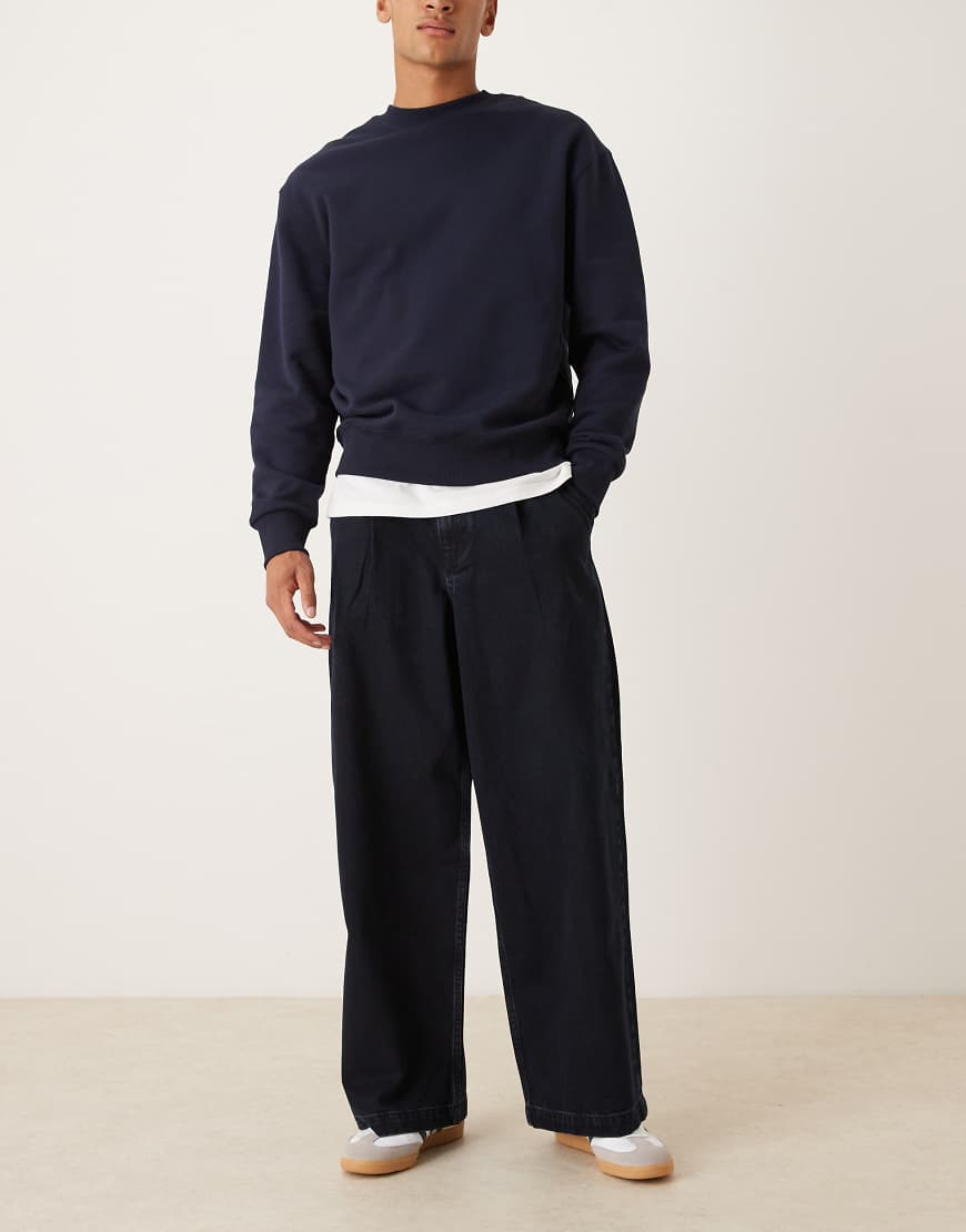 ASOS DESIGN - Superweite Jeans in Schwarz mit Falten von ASOS DESIGN