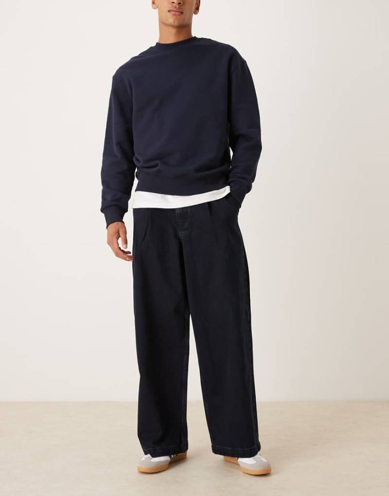 ASOS DESIGN - Superweite Jeans in Schwarz mit Falten von ASOS DESIGN