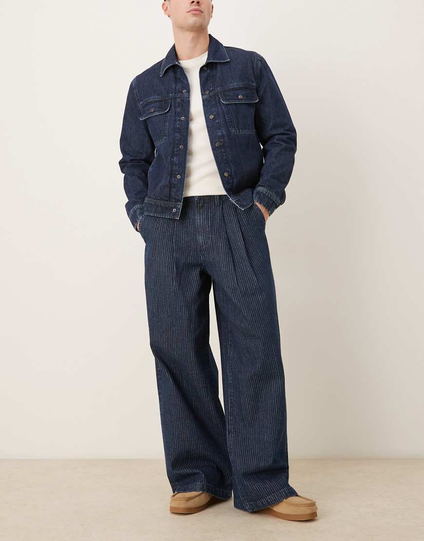 ASOS DESIGN - Superweite Jeans in dunkelblauer Waschung mit Bundfalten und Nadelstreifen von ASOS DESIGN