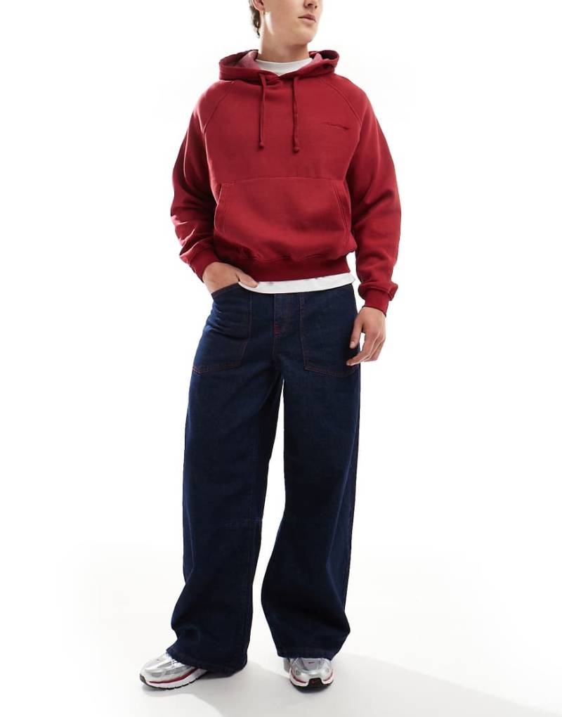 ASOS DESIGN - Superweite Jeans in dunkelblauer Waschung mit roter Kontrastnaht von ASOS DESIGN