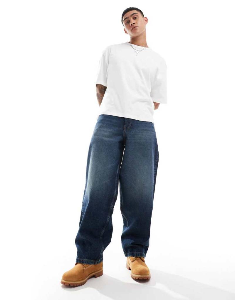 ASOS DESIGN - Superweite Jeans in dunkelblauer Waschung von ASOS DESIGN