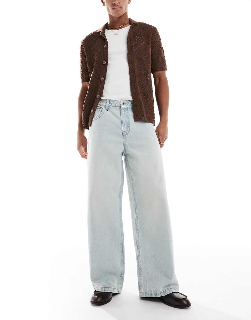 ASOS DESIGN - Superweite Jeans in gebleichtem verwaschenem Blau von ASOS DESIGN