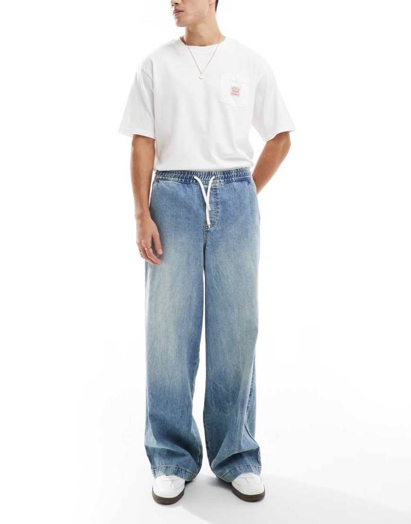 ASOS DESIGN - Superweite Jeans in hellblauer Waschung mit elastischem Bund von ASOS DESIGN