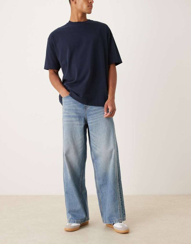 ASOS DESIGN - Superweite Jeans in hellblauer Waschung mit seitlichen Einsätzen von ASOS DESIGN