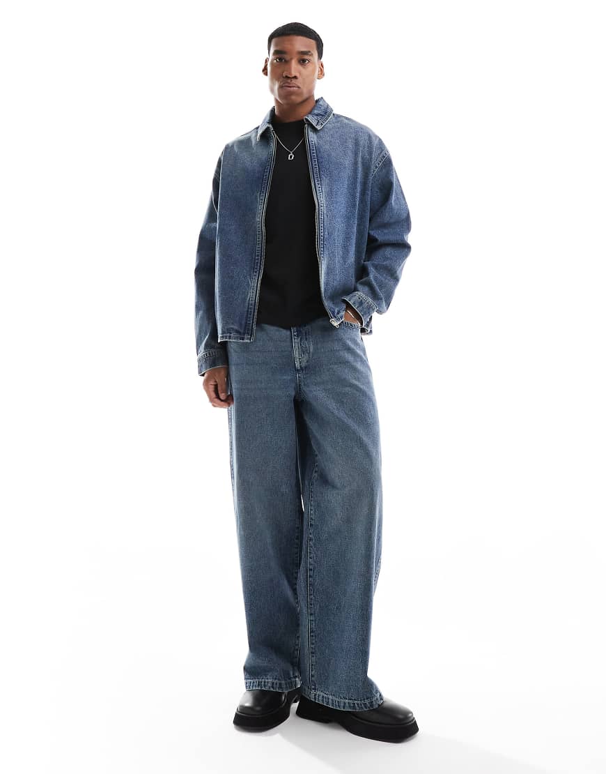 ASOS DESIGN - Superweite Jeans in mittelblauer Waschung, Kombiteil ASOS DESIGN - Superweite Jeans in mittelblauer Waschung, Kombiteil von ASOS DESIGN
