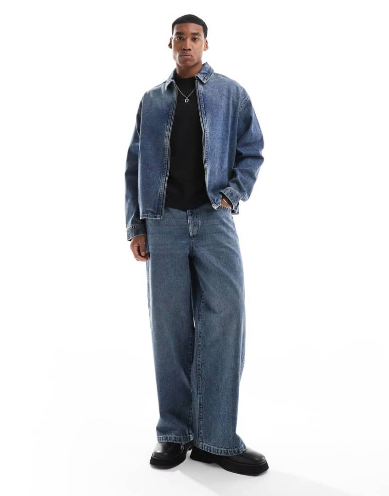 ASOS DESIGN - Superweite Jeans in mittelblauer Waschung, Kombiteil von ASOS DESIGN