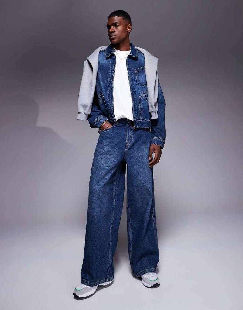 ASOS DESIGN - Superweite Jeans in mittelblauer Waschung, Kombiteil von ASOS DESIGN