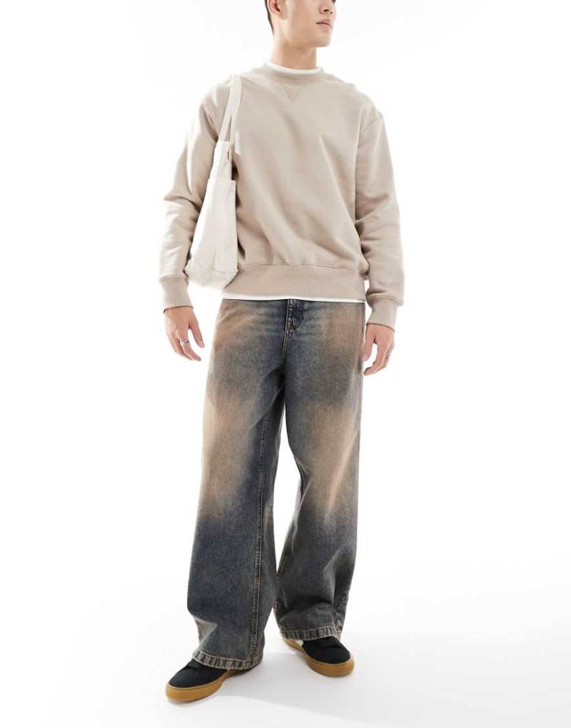 ASOS DESIGN - Superweite Jeans in mittelblauer Waschung mit Farbstich von ASOS DESIGN