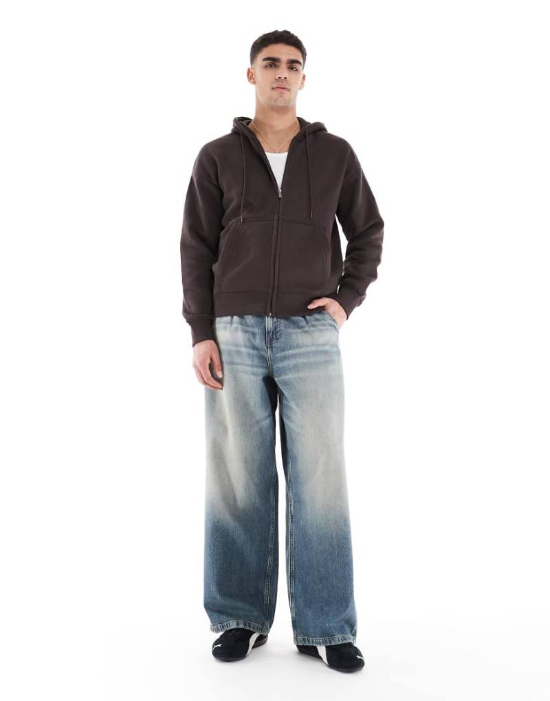 ASOS DESIGN - Superweite Jeans in mittelblauer Waschung mit Nahtdetails von ASOS DESIGN