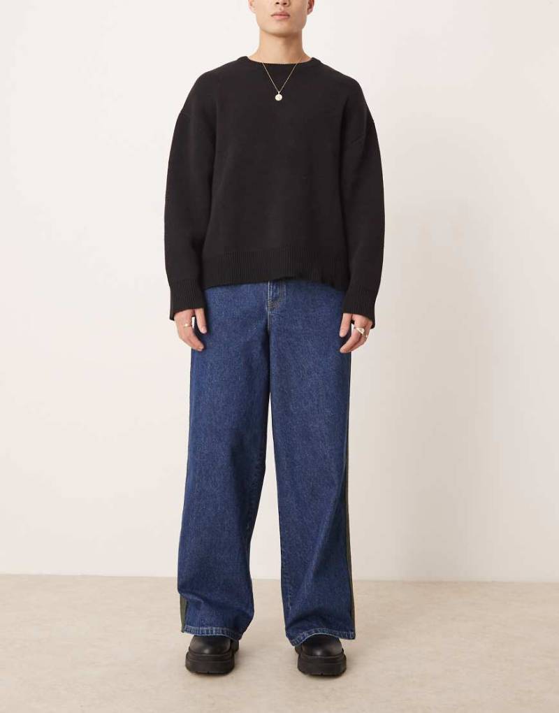 ASOS DESIGN - Superweite Jeans in mittelblauer Waschung mit Seitenstreifen in Khaki von ASOS DESIGN