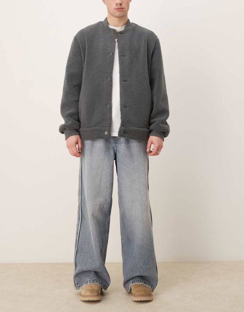 ASOS DESIGN - Superweite Jeans in mittelblauer Waschung mit elastischem Bund von ASOS DESIGN