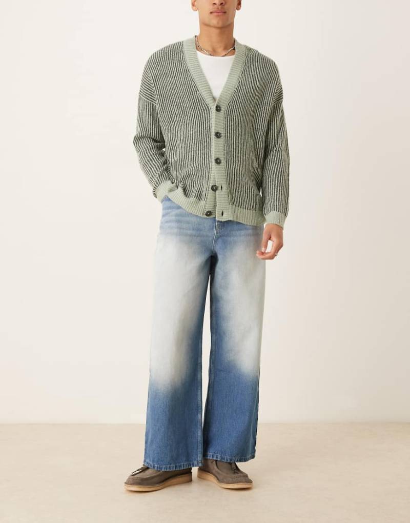 ASOS DESIGN - Superweite Jeans in mittelblauer Waschung mit extremer seitlicher Bleichung von ASOS DESIGN