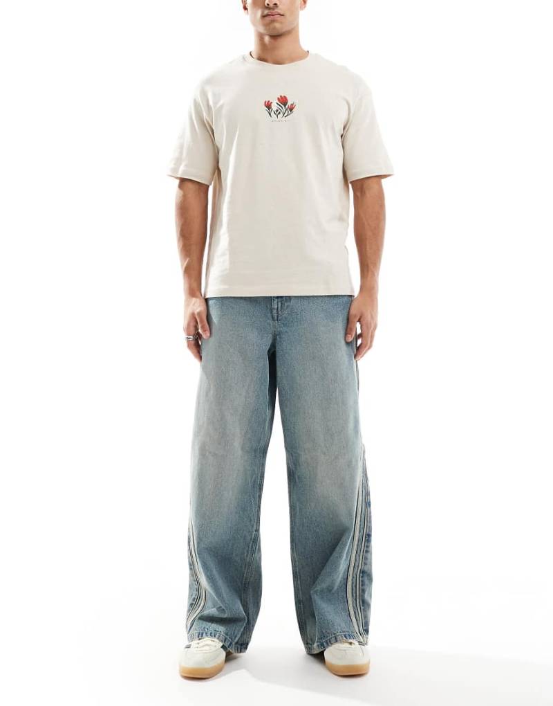 ASOS DESIGN - Superweite Jeans in mittelblauer Waschung mit sportlichem Detail von ASOS DESIGN