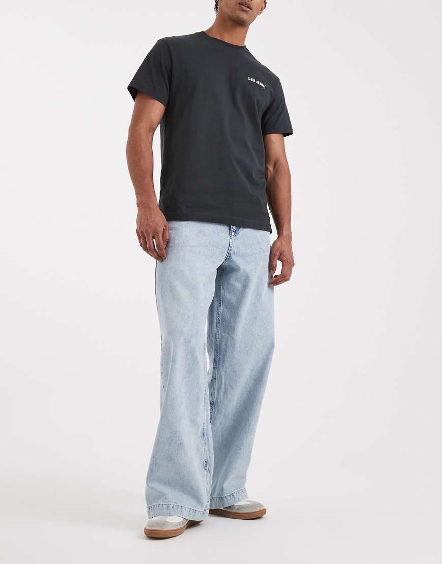 ASOS DESIGN - Superweite Jeans in mittelblauer Waschung von ASOS DESIGN