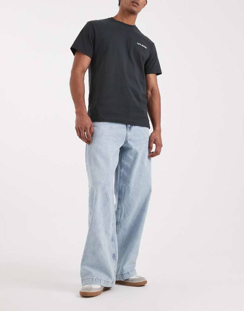 ASOS DESIGN - Superweite Jeans in mittelblauer Waschung von ASOS DESIGN