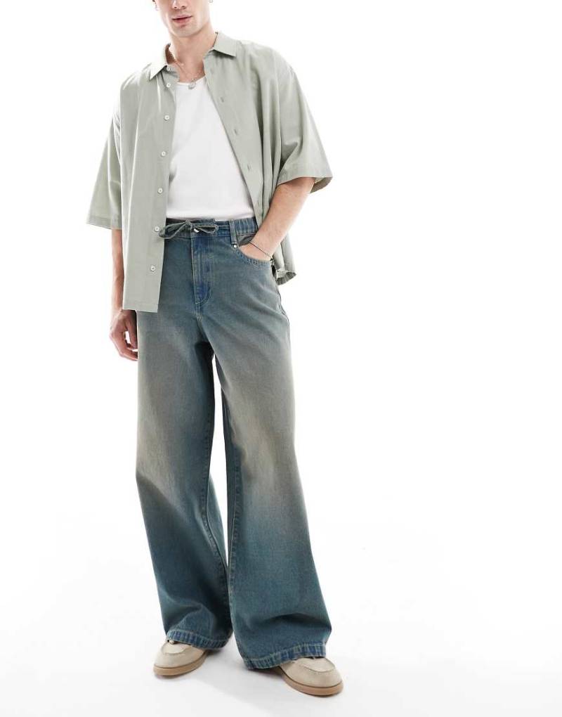 ASOS DESIGN - Superweite Jeans in mittelblauer Waschung von ASOS DESIGN