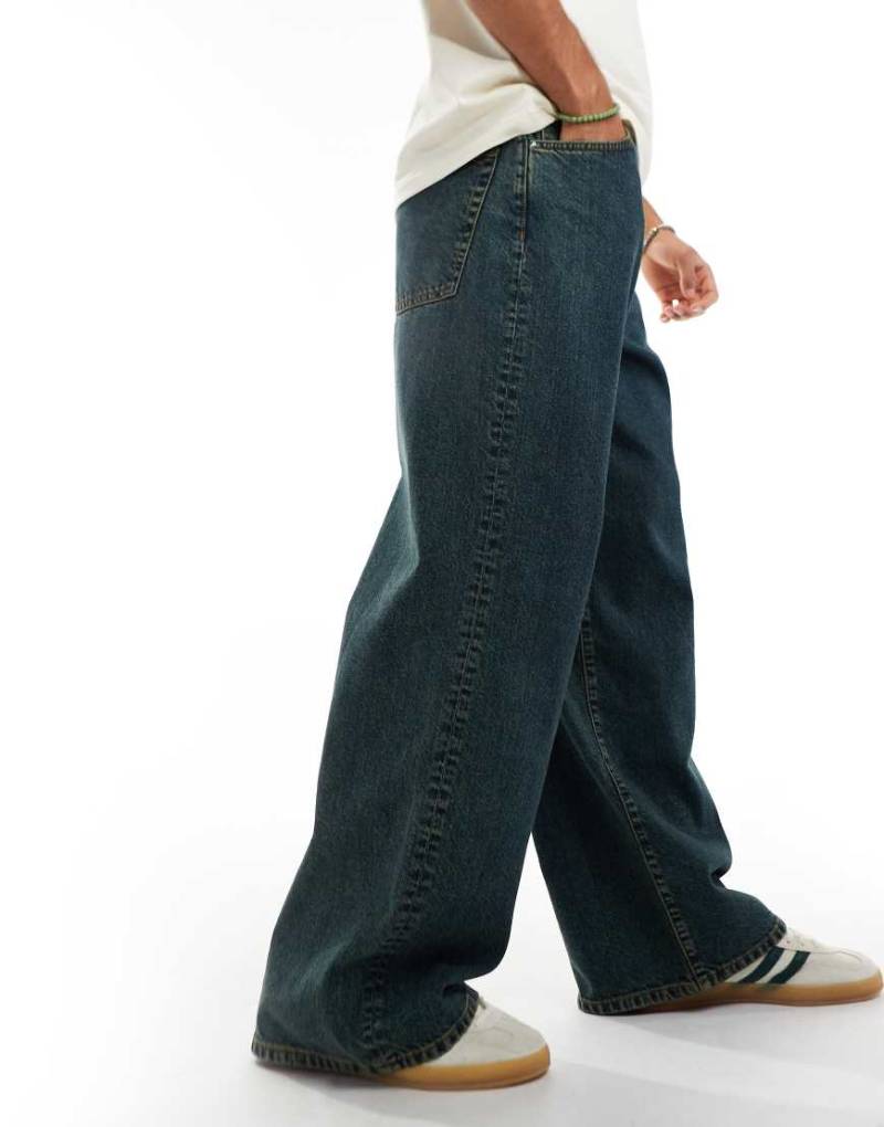ASOS DESIGN - Superweite Jeans in mittelblauer Waschung von ASOS DESIGN