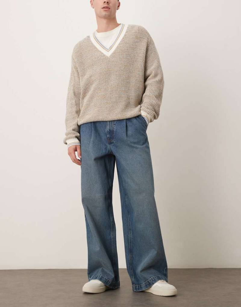 ASOS DESIGN - Superweite Jeans in mittelblauer Waschung von ASOS DESIGN