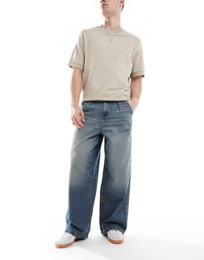 ASOS DESIGN - Superweite Jeans in mittelblauer Waschung von ASOS DESIGN