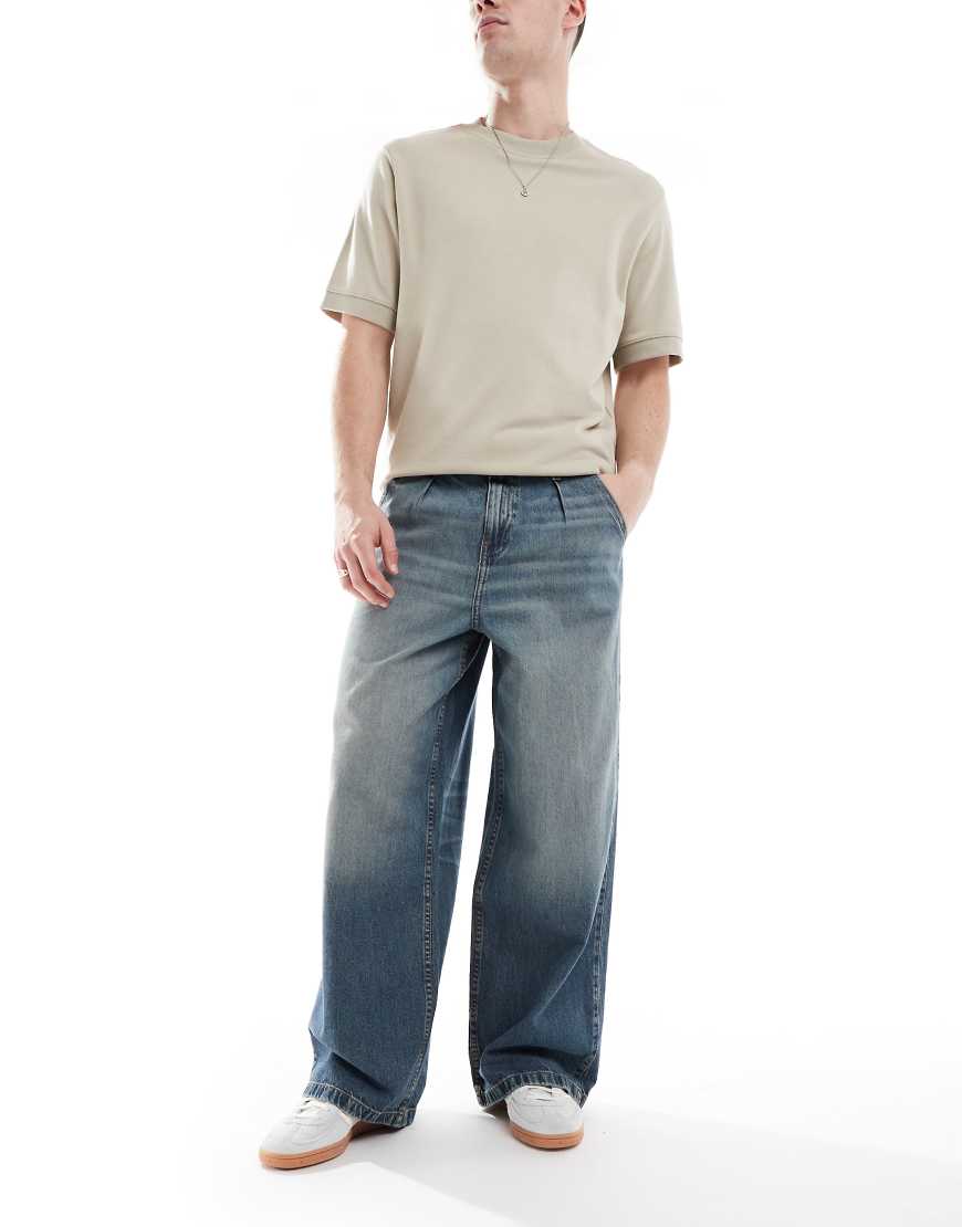 ASOS DESIGN - Superweite Jeans in mittelblauer Waschung von ASOS DESIGN