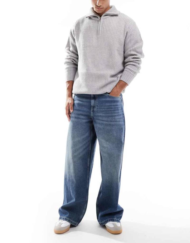 ASOS DESIGN - Superweite Jeans in mittelblauer Waschung von ASOS DESIGN