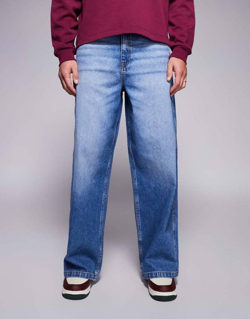 ASOS DESIGN - Superweite Jeans in mittelblauer Waschung von ASOS DESIGN