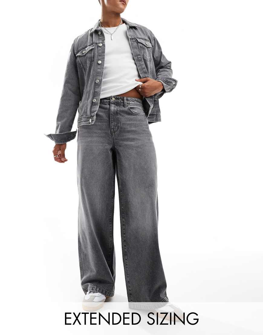 ASOS DESIGN - Superweite Jeans in stark verwaschenem Grau von ASOS DESIGN