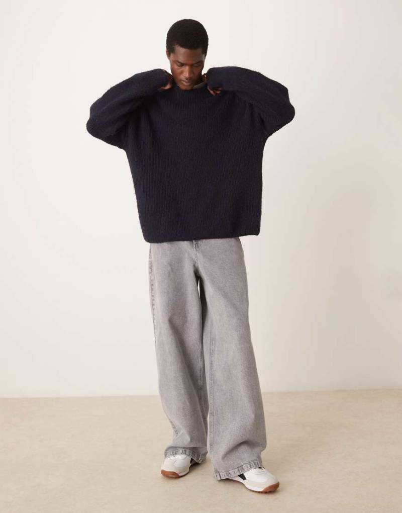 ASOS DESIGN - Superweite Jeans in stark verwaschenem Grau von ASOS DESIGN